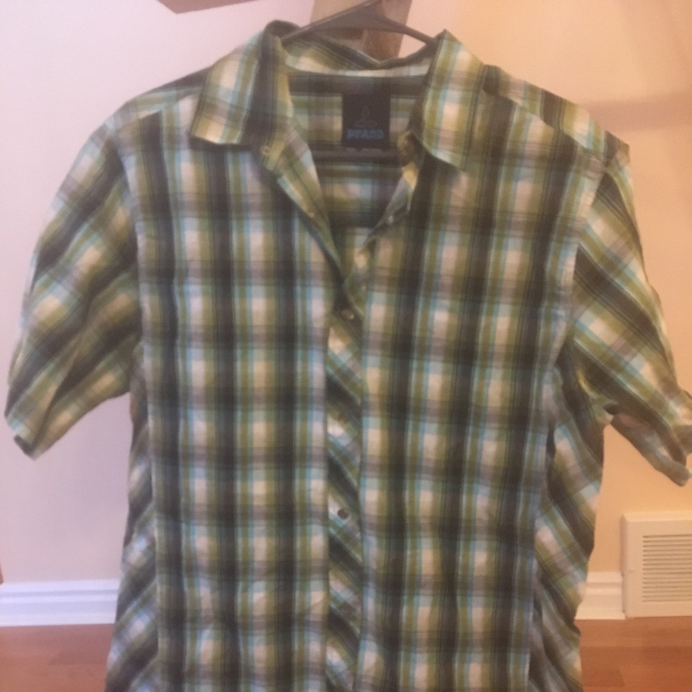 Men’s Prana button up shortsleeved shirt